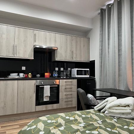 Mia Residence - Entire Studio Apartment - City View - London - Next To Ealing Broadway Station Eksteriør billede