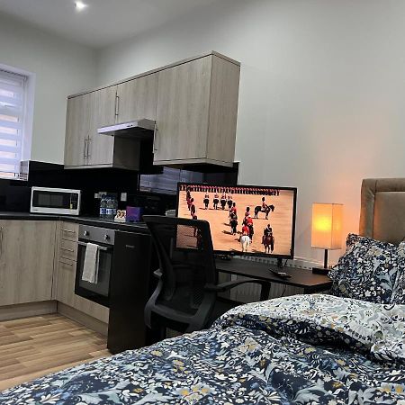 Mia Residence - Entire Studio Apartment - City View - London - Next To Ealing Broadway Station Eksteriør billede