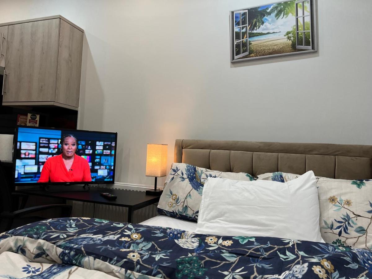 Mia Residence - Entire Studio Apartment - City View - London - Next To Ealing Broadway Station Eksteriør billede