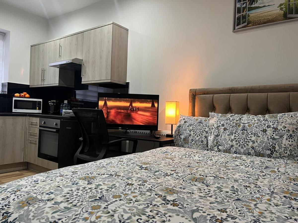 Mia Residence - Entire Studio Apartment - City View - London - Next To Ealing Broadway Station Eksteriør billede