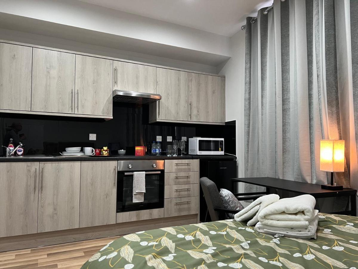 Mia Residence - Entire Studio Apartment - City View - London - Next To Ealing Broadway Station Eksteriør billede