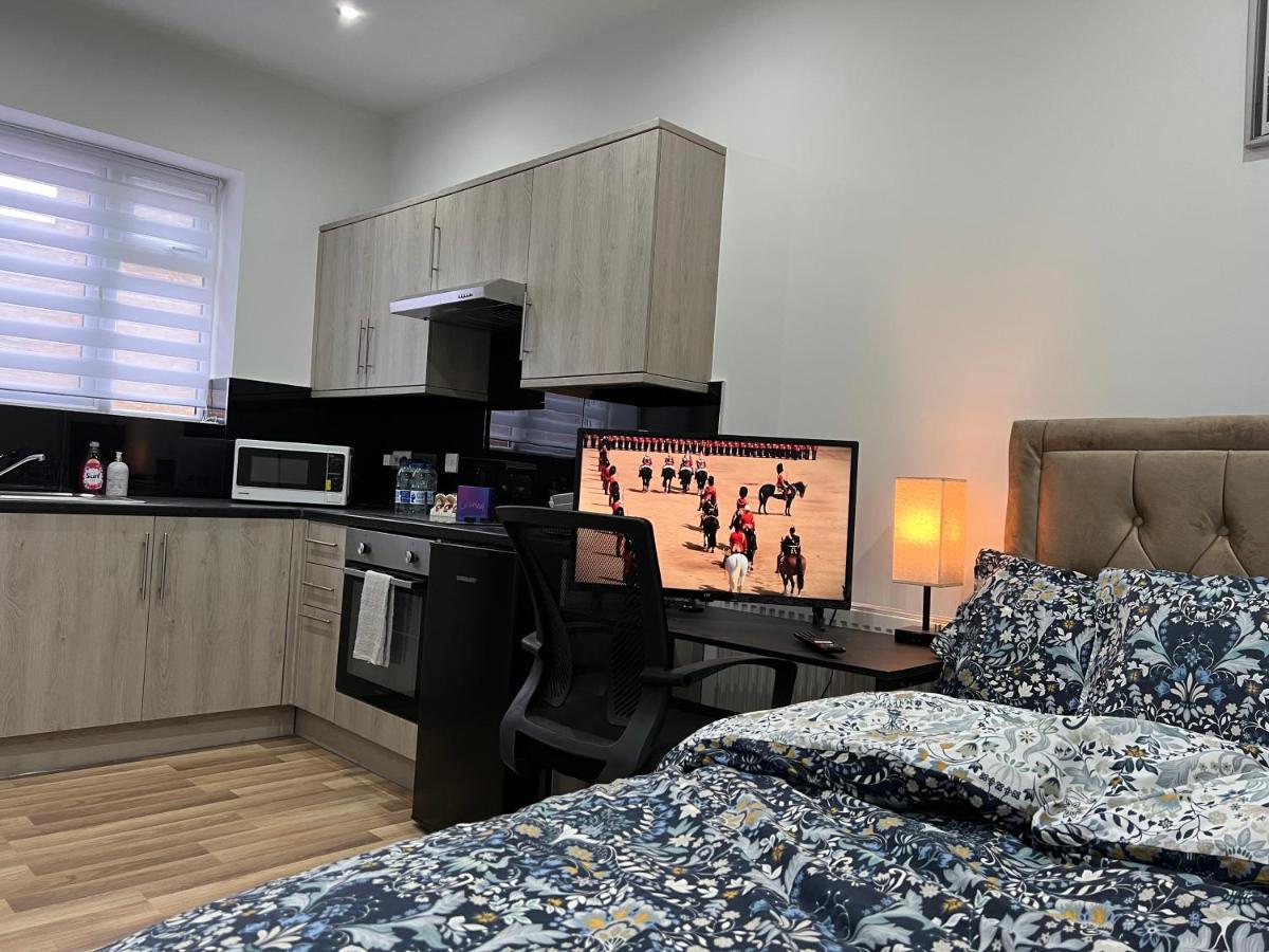 Mia Residence - Entire Studio Apartment - City View - London - Next To Ealing Broadway Station Eksteriør billede