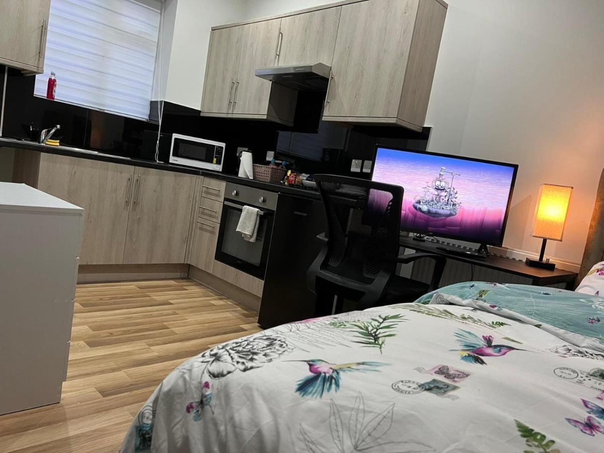 Mia Residence - Entire Studio Apartment - City View - London - Next To Ealing Broadway Station Eksteriør billede