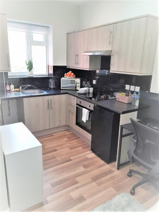 Mia Residence - Entire Studio Apartment - City View - London - Next To Ealing Broadway Station Eksteriør billede